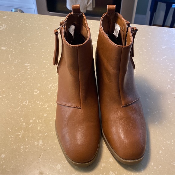 Brown vegan leather booties with side zipper - Picture 2 of 6